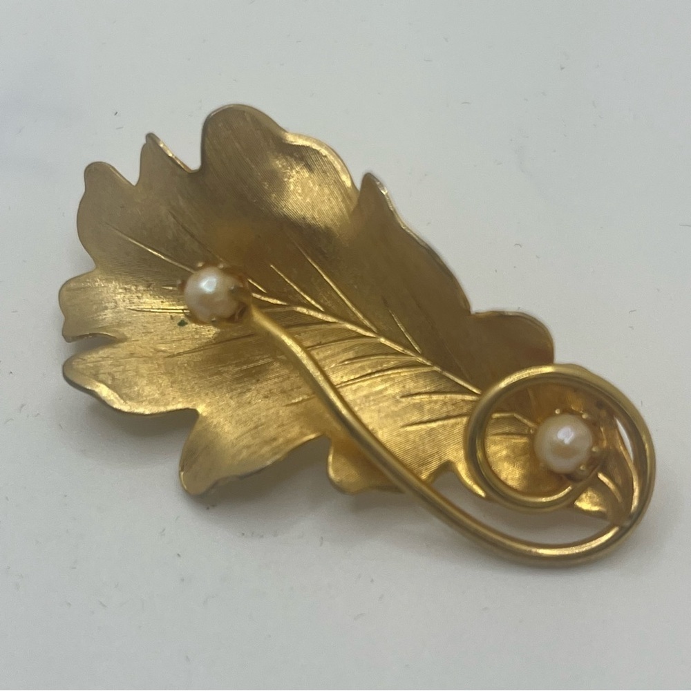 Vintage Gold Tone Leaf Brooch w Faux Pearls